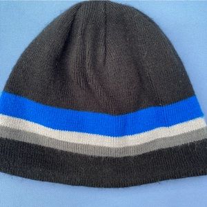 Children’s knitted winter hat with fleece lining on the inside. Youth size.